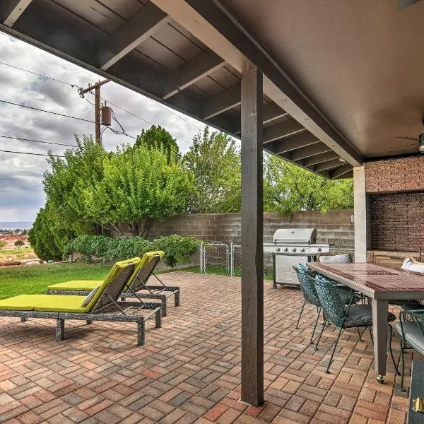 Lake Powell Views Mid-Century Home in Page, hotel in Page