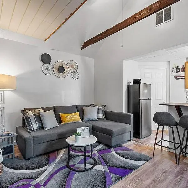 NEW!! Lovely unit w/ PRIVATE Hot Tub and patio!, hótel í Laconia