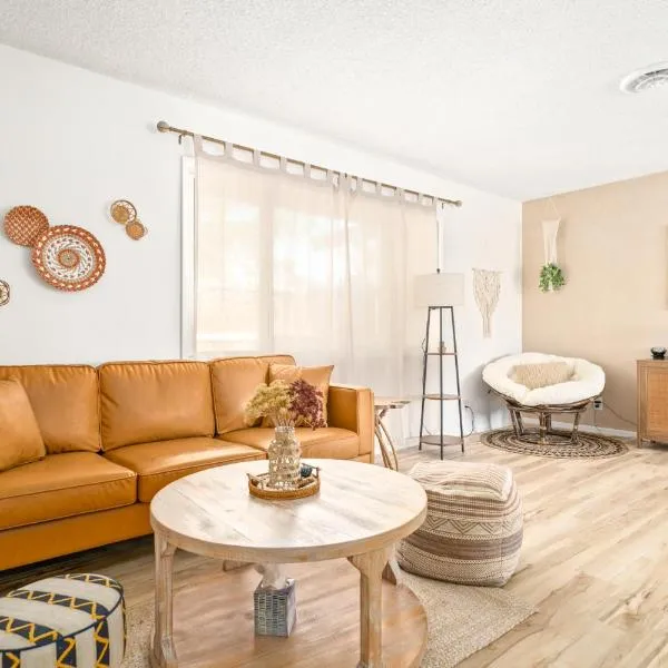 *NEW*King Beds*BBQ Grill*Fire-pit*Hammock*workplace, hotel in Yucca Valley