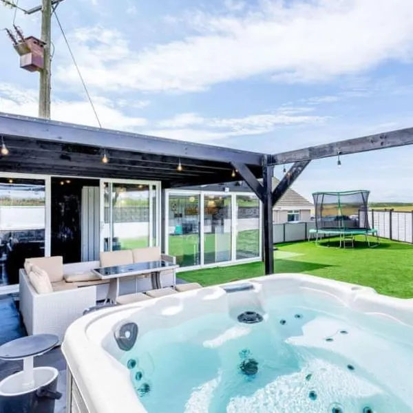 Tigh Na Mhor , Hot Tub , Games Room , 5 Bedroom ,Sleeps 13 , Large Villa, hotel in Cruden Bay