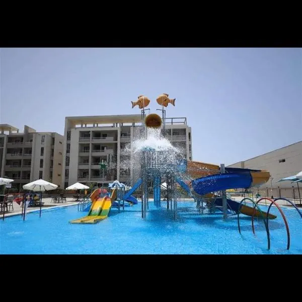 صيف في جراند هيلز الساحل الشمالي, hotel in Dawwār Muşādif Yūnus