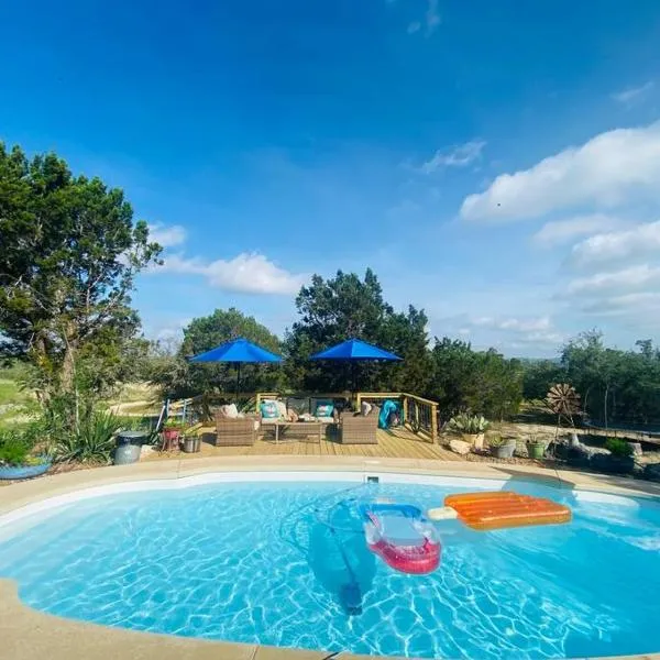 Cottage with Hot Tub and Pool Bandera, TX., hotel in Tarpley