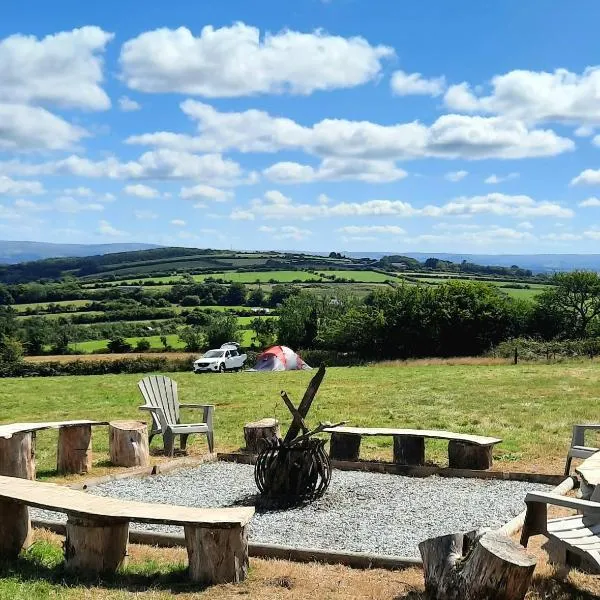 Summit Camping Kit Hill Stunning views Grass pitch or upgrade to Bell tent hire – hotel w mieście Callington
