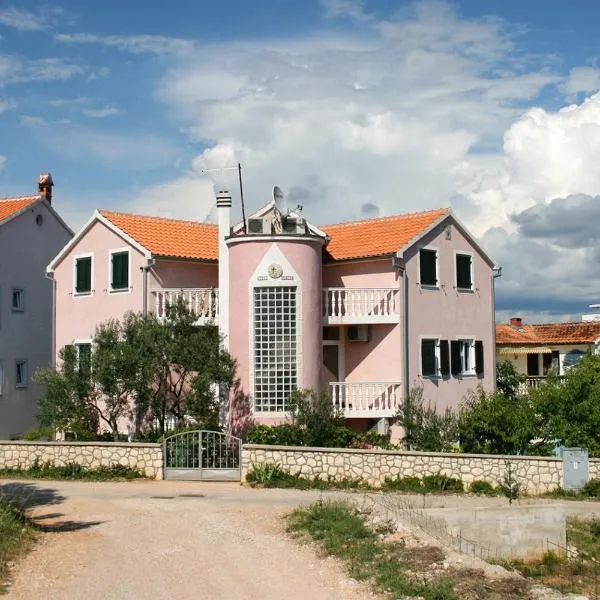 Apartments with parking space Jezera, Murter - 5121, hotel in Jezera