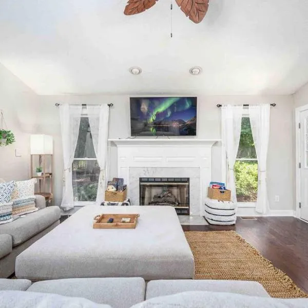 Cozy Boho Kildaire Farms Home- near Downtown, hotel in Cary