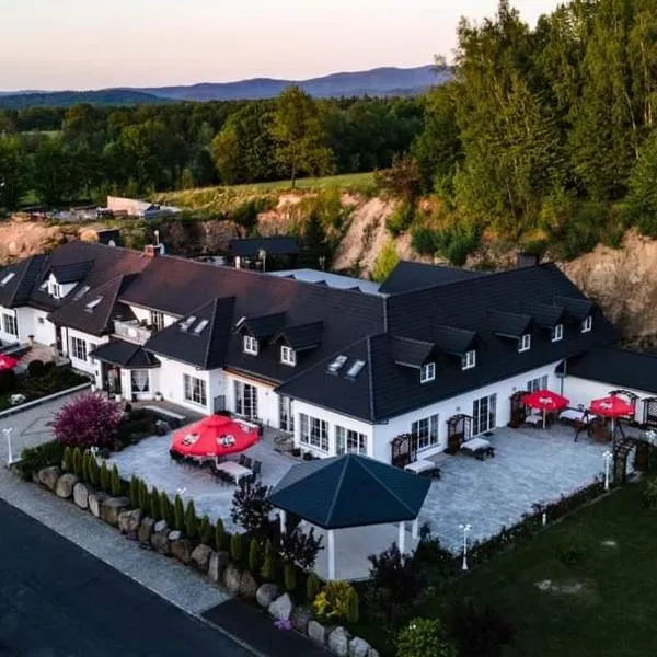 Dwór Skalny Apartamenty, Pokoje i Restauracja Karczma Skalna, hotel a Miłków