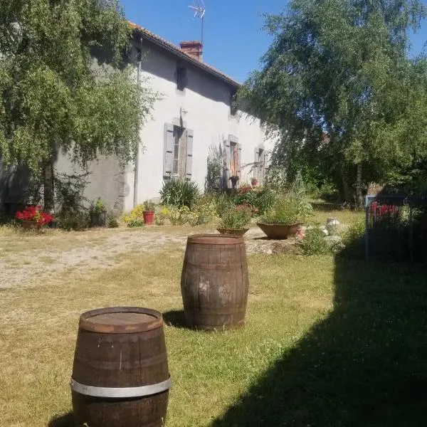 Chambres et gîte dans un lieu calme et champêtre Gourgé Les Grippeaux proche Parthenay, hotel in Gourgé