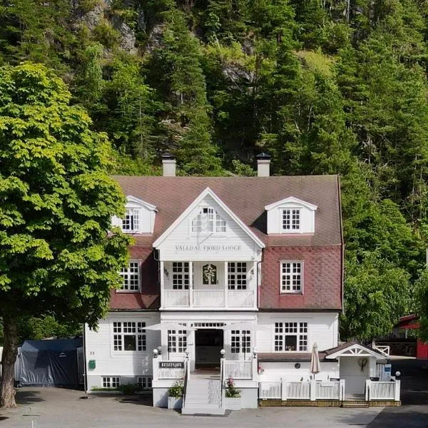 Valldal Fjord Lodge B&B، فندق في فالدال