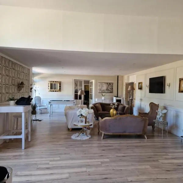Bâtisse XVIII ème, dans enceinte d'un château., hotel v destinácii Brains-sur-Gée