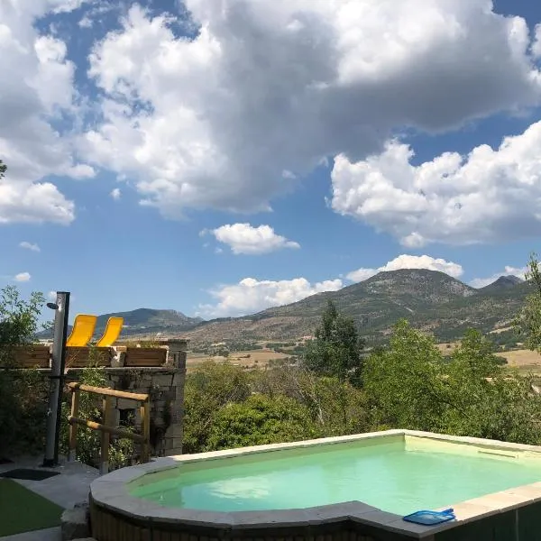 La porte de l'eau Piscine chauffée et jacuzzi, hotel in Montguers