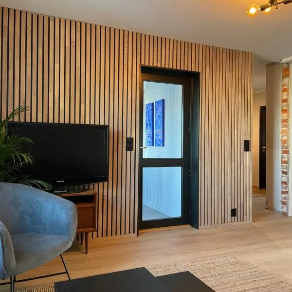 Nice apartment close to the sea with parking and garden, hotel in Arendal