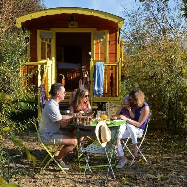 Les Roulottes & Cottages du Moulin, hotel em Champigné