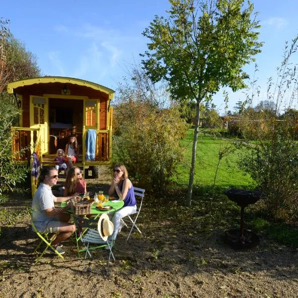 Les Roulottes & Cottages du Moulin, hotel in Chenillé-Changé