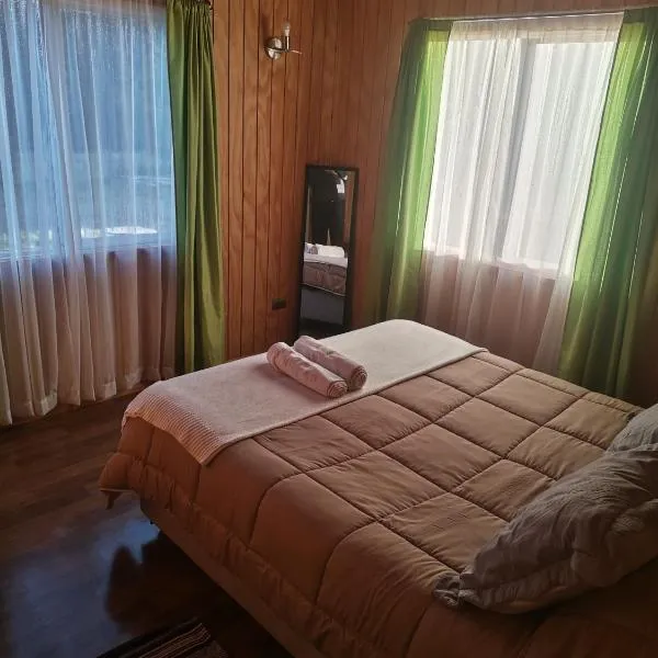 Cabañas Altos de la Chacra en Castro, 3 dormitorios, hotel em Piruquina