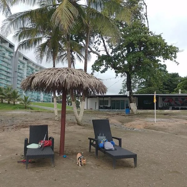 BalaBeach Oceanfront Retreat, hotelli kohteessa Colón