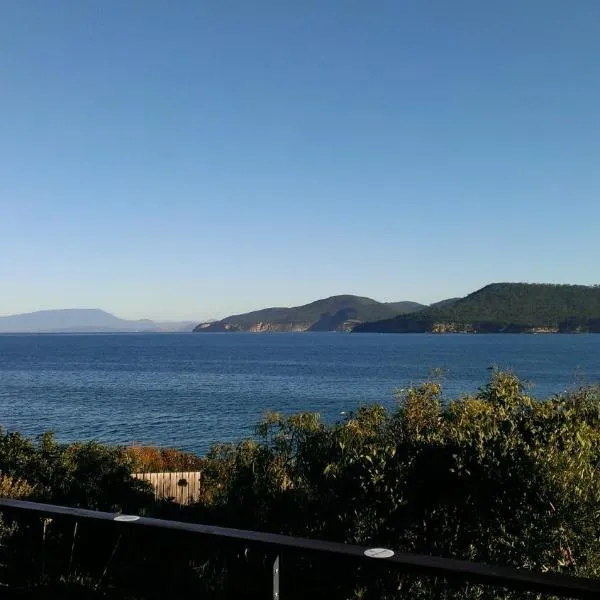 Larus Waterfront Cottage, hotel v destinaci White Beach