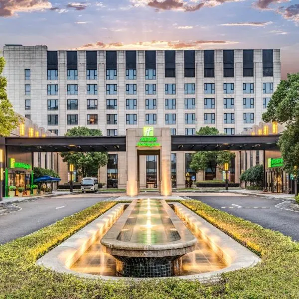Holiday Inn Shanghai Hongqiao by IHG - near by Hongqiao Airport & NECC, hotel v Šanghaji