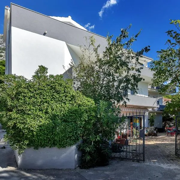 Apartments with parking space Makarska - 6909, ξενοδοχείο σε Makarska