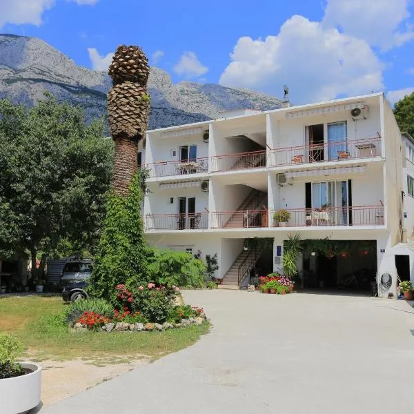 Apartments with a parking space Tucepi, Makarska - 6695, отель в Тучепи