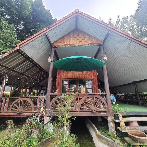 Baan Thabthong Homestay (บ้านทับทอง โฮมสเตย์), hotel v destinaci Ban Pak Nam