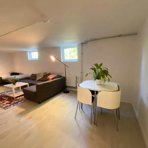 Newly renovated apartment - Strängnäs, Ekorrvägen, hotel en Harad