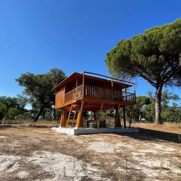 Suspended Wooden House - Monte da Cortiça, hotel in Águas de Moura