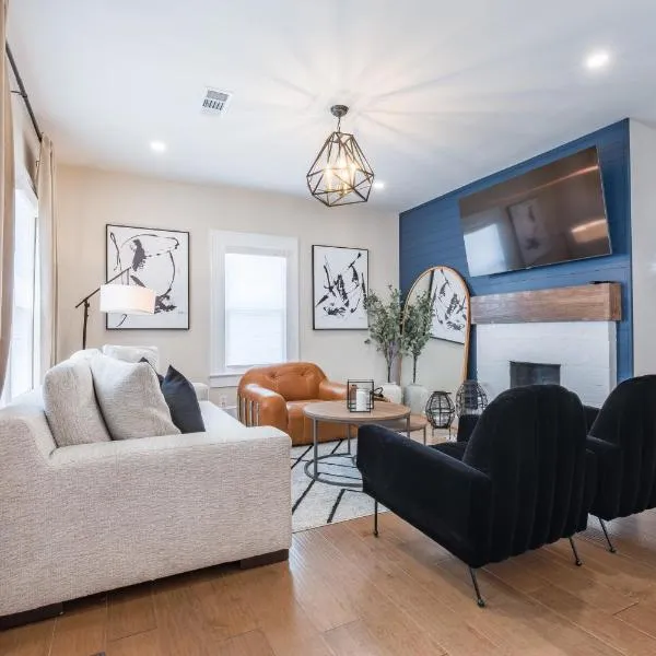 Blue Haven ATL Modern 4 Bedroom Retreat with Deck 10 Minutes to Downtown, hotel in Atlanta