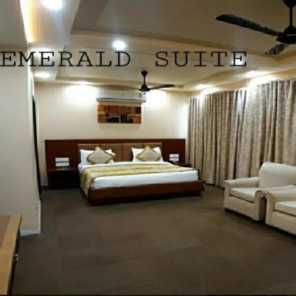 The Emerald Club ,Rajkot: Khirasra şehrinde bir otel