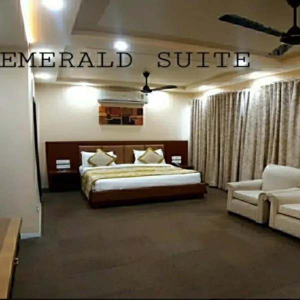 The Emerald Club ,Rajkot, hôtel à Khirasra