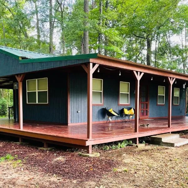 Cabin 2 - Modern Cabin Rentals in Southwest Mississippi at Firefly Lane, hótel í McComb
