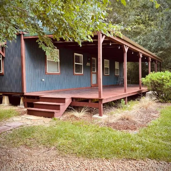 Cabin 3 - Modern Cabin Rentals in Southwest Mississippi at Firefly Lane โรงแรมในแมคโคม