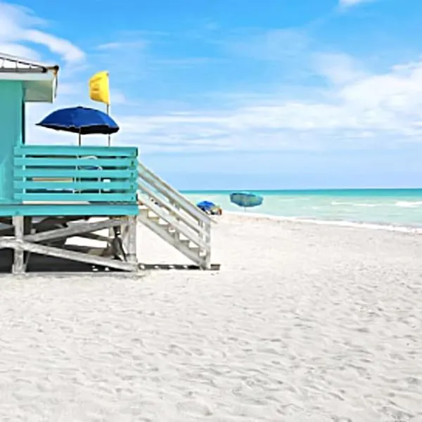 Close to beaches with hot tub and large garden, hótel í Sarasota