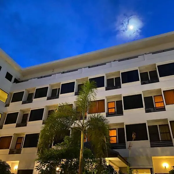 Naraigrand Hotel (โรงแรมนารายณ์แกรนด์), hotel di Chai Badan