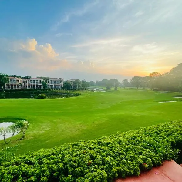 Beautiful Apartments at Tarudhan Valley Golf Resort, Manesar, hotel v destinaci Gurgáon