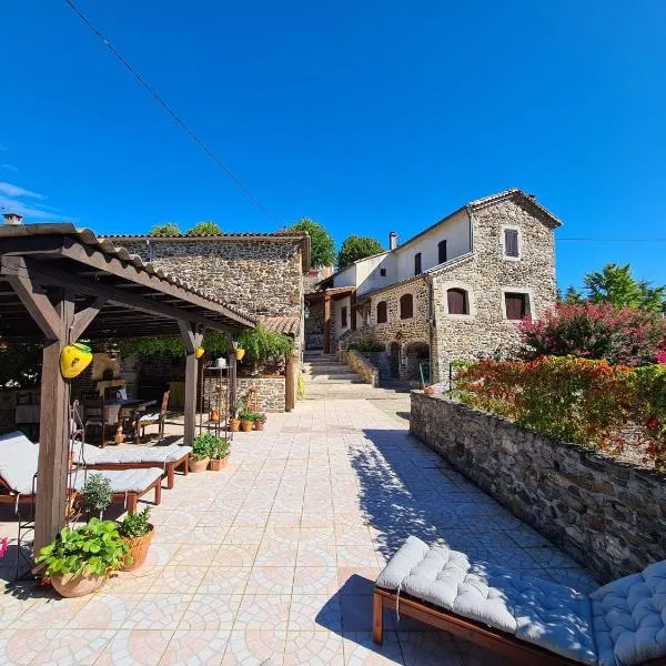 Mes Maisons Gardoises, Two Gites sleeping 13 with Two Private pools, Kids Room, Laundry, Disco, free WiFi, Linen and Dog's are Welcome, hotel v destinácii Gagnières