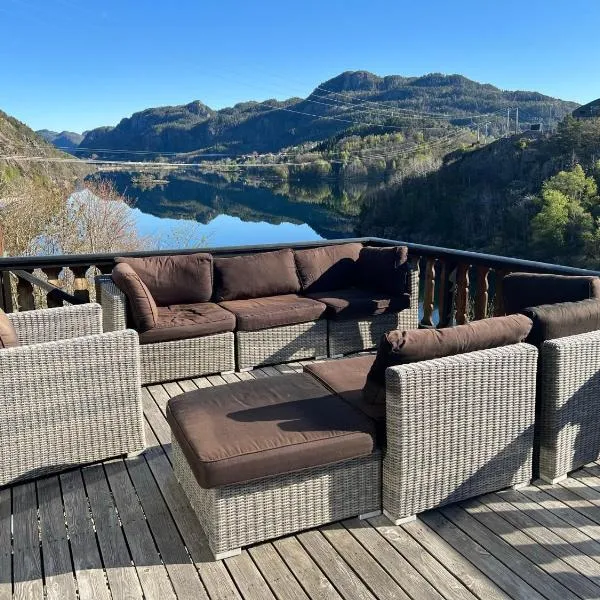 Feriehus i Flekkefjord med panoramautsikt, מלון בMoi