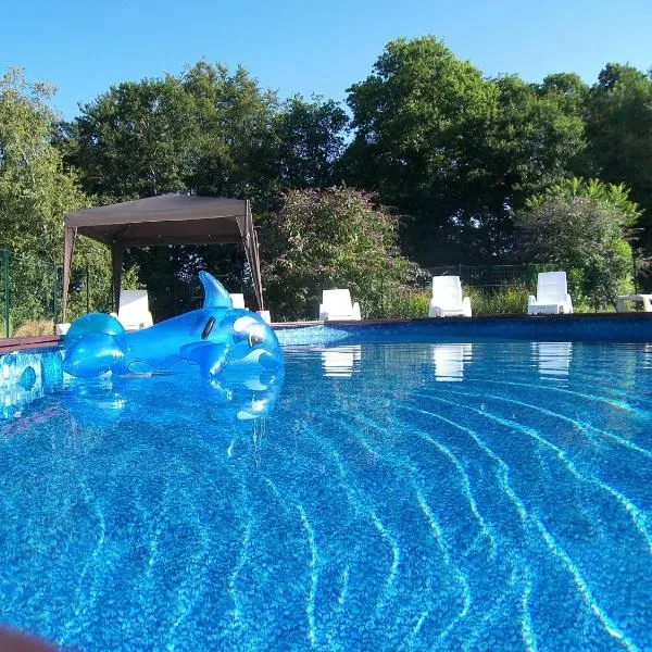 Bonne Chere Family Friendly Gites * Heated Pool * Huge Playbarn, hotel in Pontivy