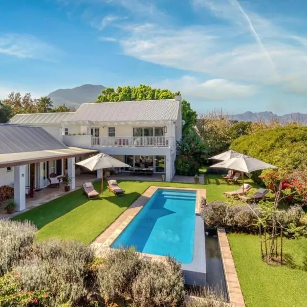 Explorer Guesthouse, hotel v destinaci Somerset West