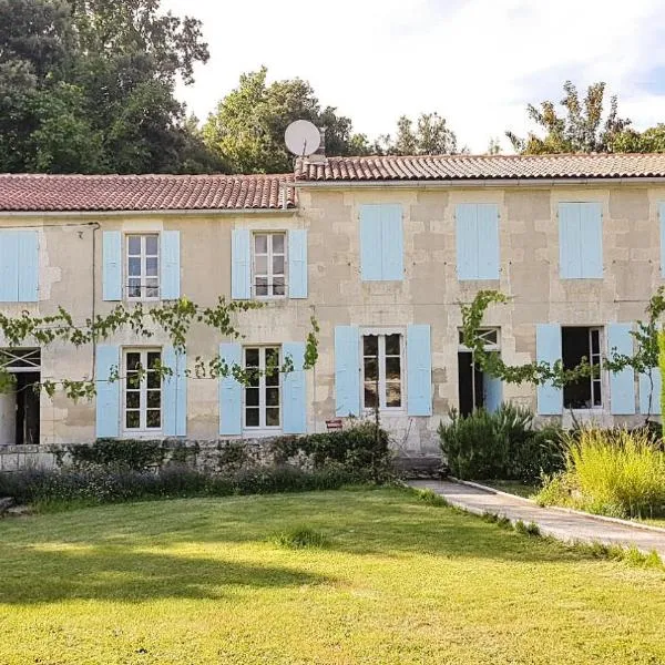 ENTRE PIERRE ET BOIS – hotel w mieście Saint-Savinien
