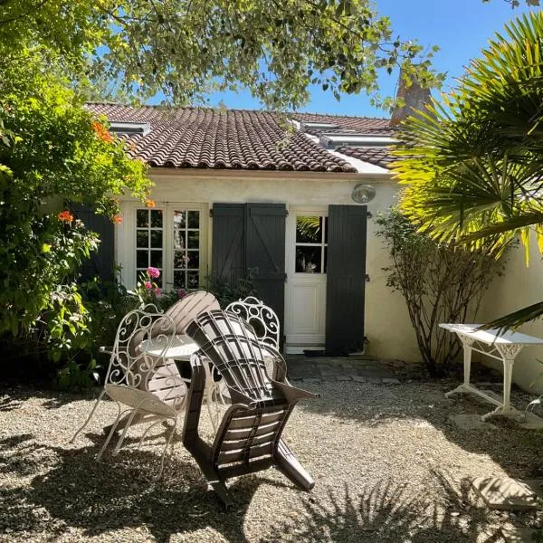 Maisonnette proche de la mer, calme avec parking, hotel in Angoulins