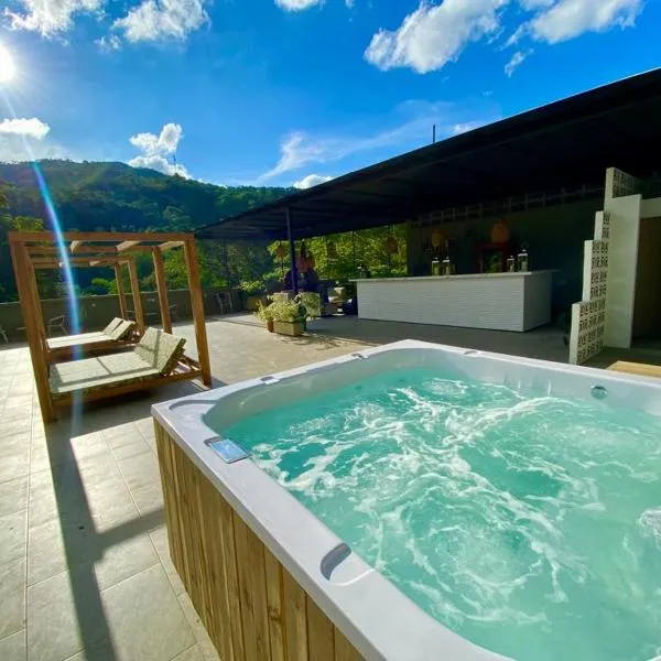 Biohotel Rio Claro, hotel en Doradal