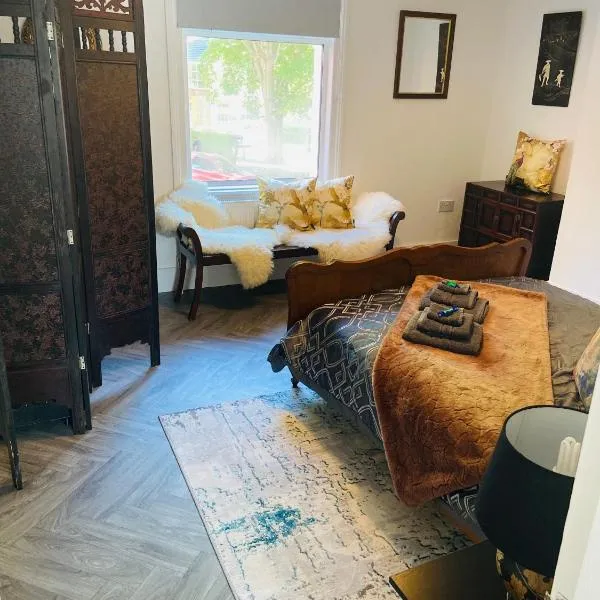 Funky cozy cottage with outside space, hotel in Eastbourne