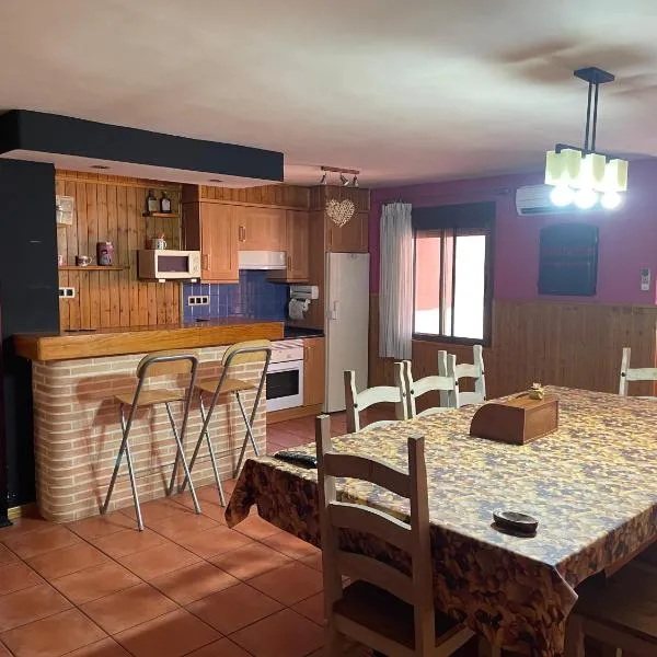 Casa espaciosa con sala de juntas, hotel en Consuegra