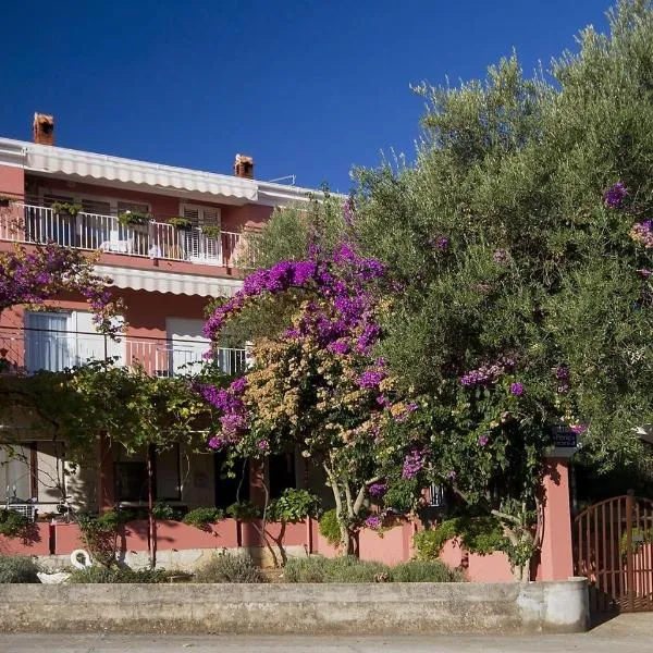 Apartments with a parking space Poljana, Ugljan - 8473, hotel v destinácii Poljana