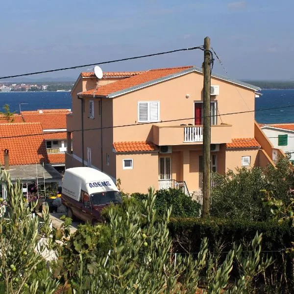 Apartments by the sea Tkon, Pasman - 8455, hotel in Tkon