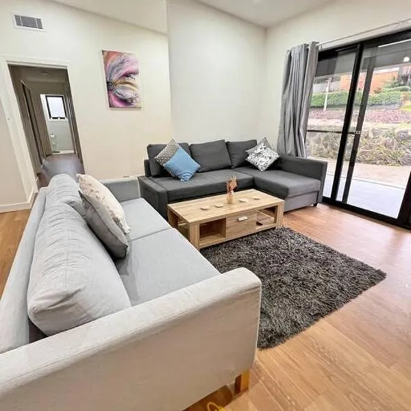 Lavish in Lyons - 3bd 2bth Spacious & Modern Home, hotel v destinaci Lyons