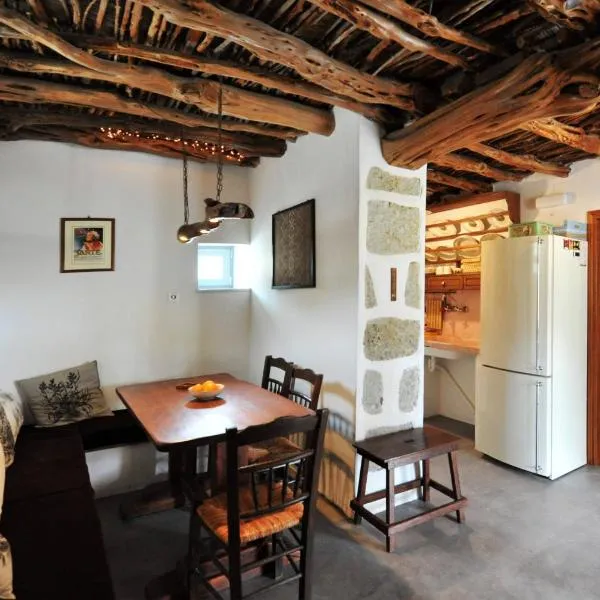 Giourgas Cottage Milos Island, hotel in Ralaki