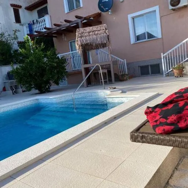 Lovely 3 Bedroom Apartment In Quiet Area w/ Pool, hotel v destinácii Pula