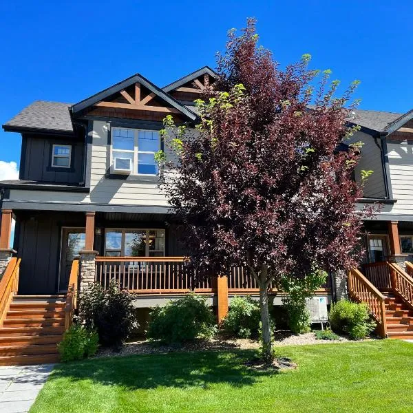 Perfect base Invermere 3bd townhouse mt views with garage, hotel v destinaci Panorama