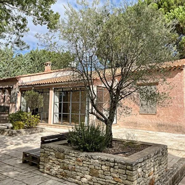 Chambre d’hôtes l’Orange Bleue, hôtel à Rustrel